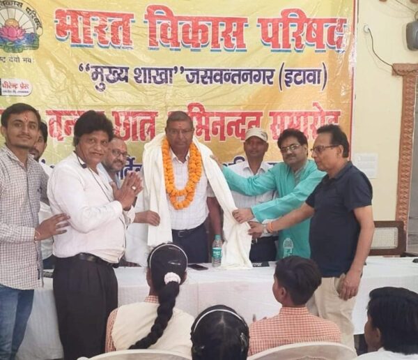 प्रधानाचार्य राजेंद्र प्रसाद यादव का परिषद के पदाधिकारीगण द्वारा अभिनंदन एवं सम्मान