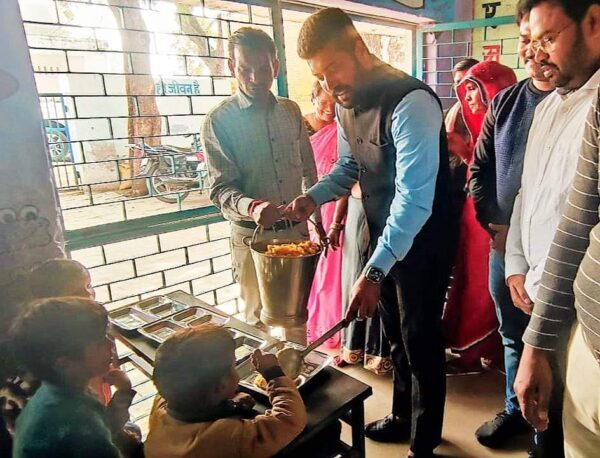 फोटो: पूर्व ब्लॉक प्रमुख एवं विधायक प्रतिनिधि अनुज मोण्टी यादव बच्चों को खाना खिलाते हुए।